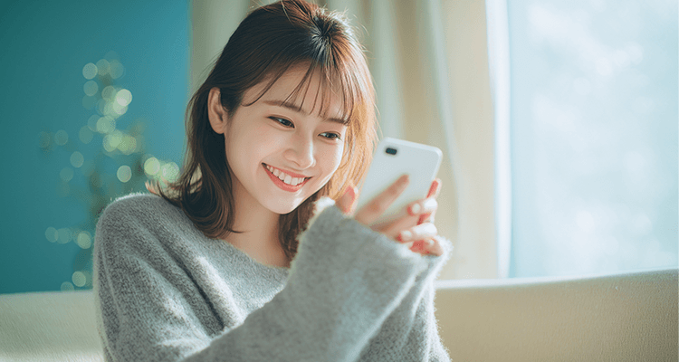 スマホひとつで簡単にお小遣い稼ぎしているイメージ写真