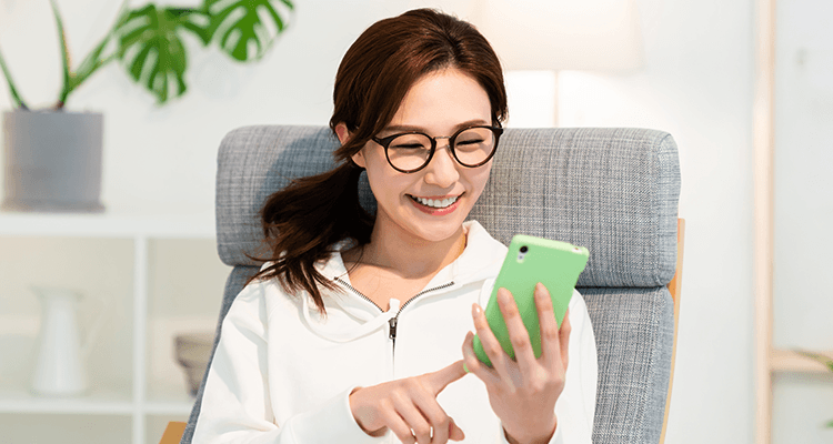 毎日コツコツ稼いでいる女性のイメージ写真