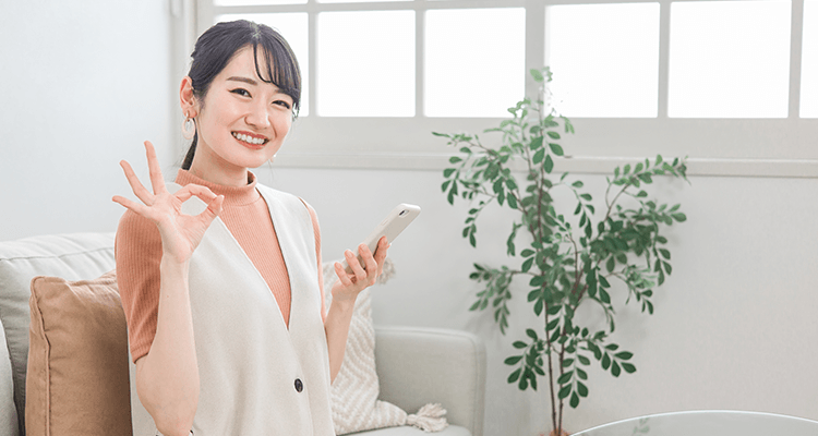 スマホを操作している女性の写真