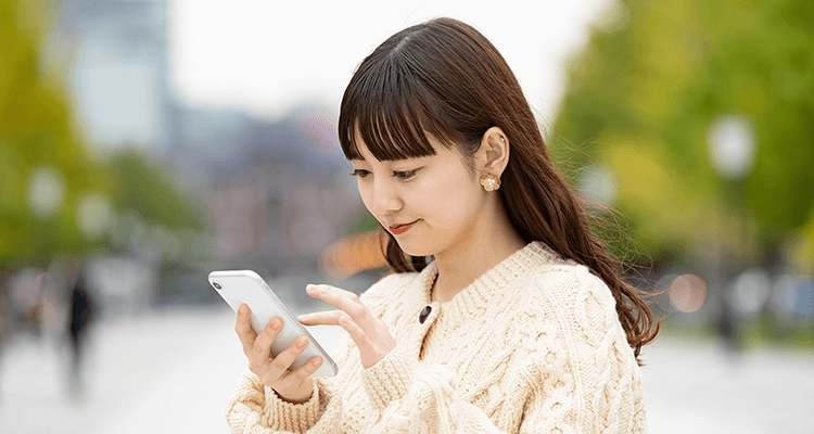 アプリでゲームをしているイメージ写真