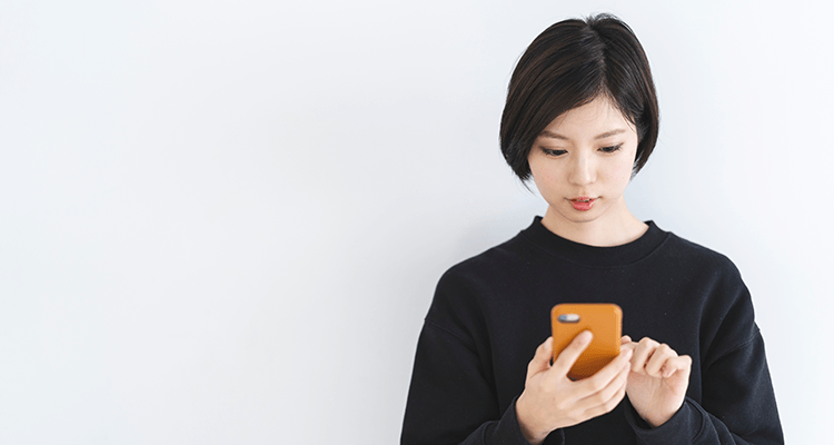 スマホを持っている女性の写真